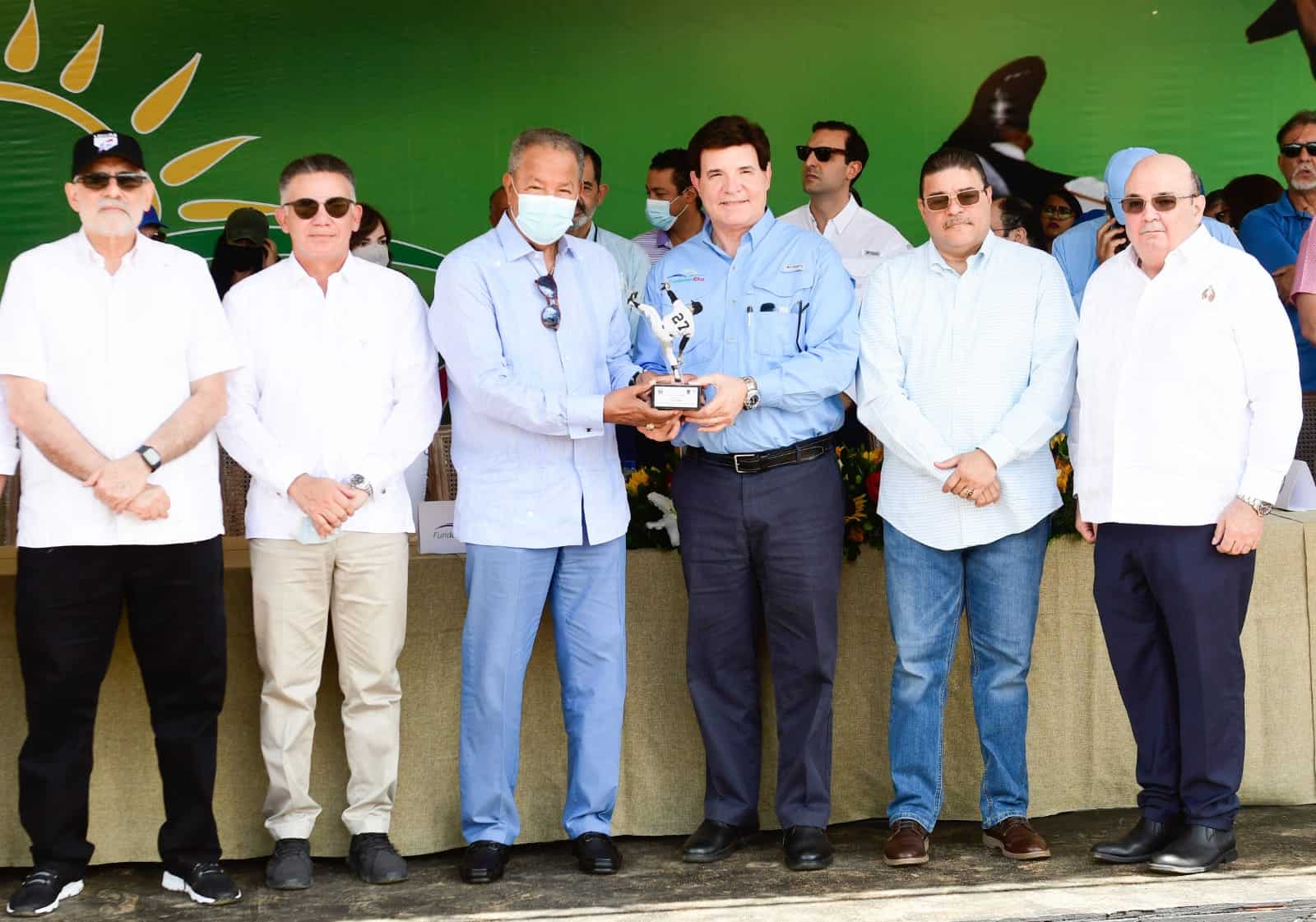 Juan Marichal, tercero desde la derecha, recibe una placa de reconocimiento por la dedicatoria del XI RBI de la Fundación Rica.