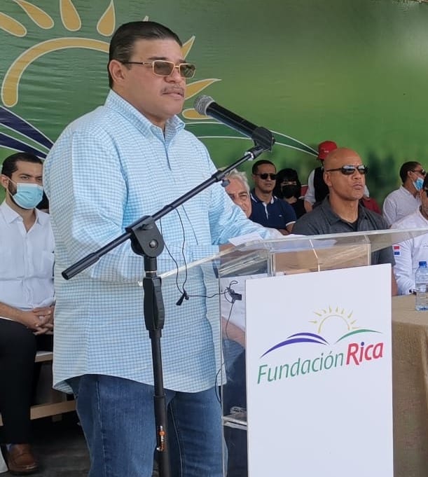 El ministro de Deportes, Francisco Camacho, mientras habla a los presentes en la apertura del torneo RBI, de la Fundación Risa en su versión 2022.