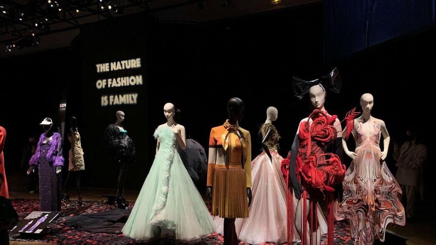 París recuerda al diseñador Alber Elbaz con 46 vestidos de homenaje
