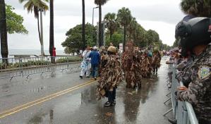 Comparsas continúan desfilando en el carnaval pese a lluvia