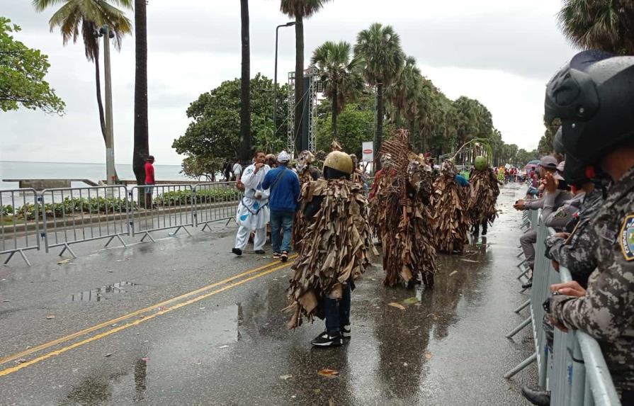 Comparsas continúan desfilando en el carnaval pese a lluvia