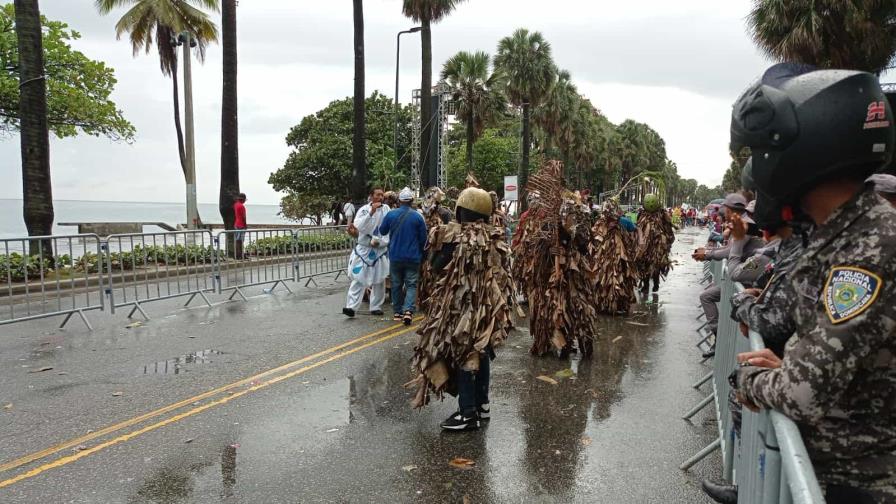 Comparsas continúan desfilando en el carnaval pese a lluvia Comparsas continúan desfilando en el carnaval pese a lluvia