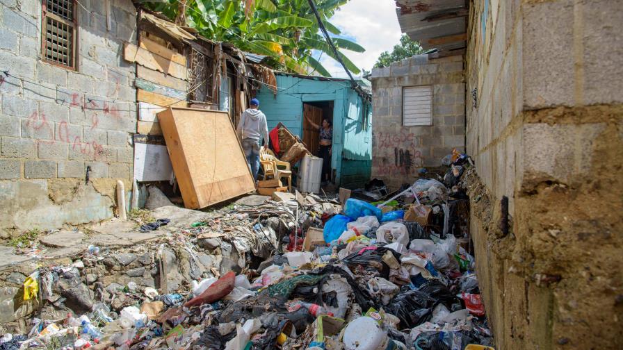 Cañada Guajimía casi cobra otras dos vidas al desbordarse el sábado