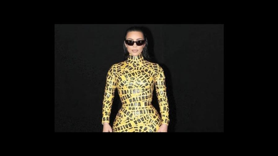 Kim Kardashian hace viral un look hecho con cinta de envío