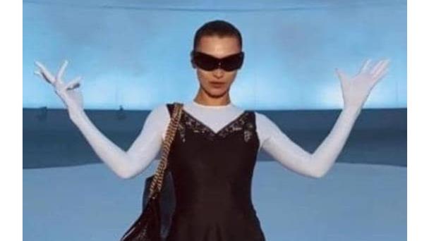 Balenciaga convierte su desfile en un tributo a los refuigados de Ucrania