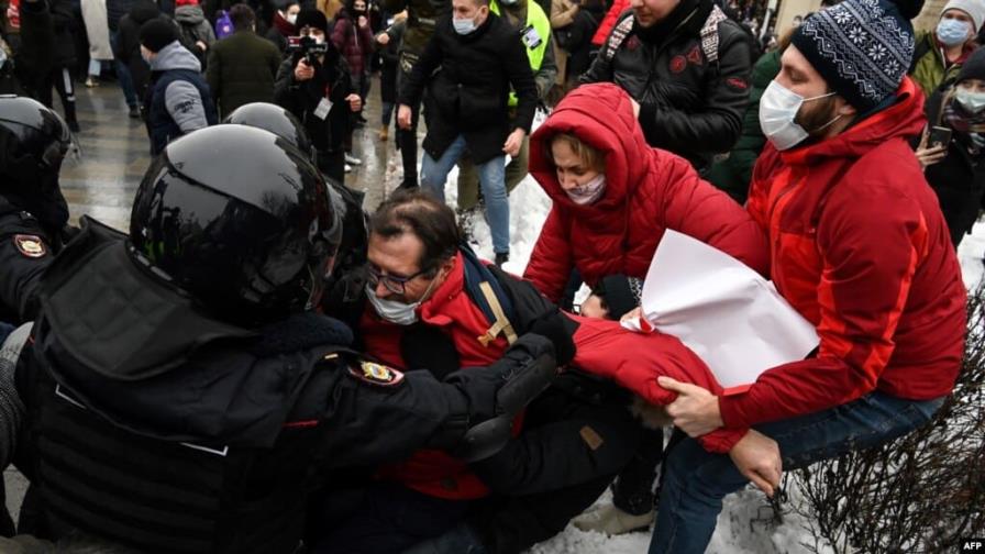 Más de 4,600 arrestos en Rusia en protestas contra la intervención en Ucrania Más de 4,600 arrestos en Rusia en protestas contra la intervención en Ucrania