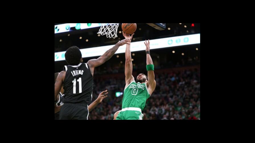 Durant llega a 25,000 puntos, pero 54 de Tatum dan el triunfo a los Celtics