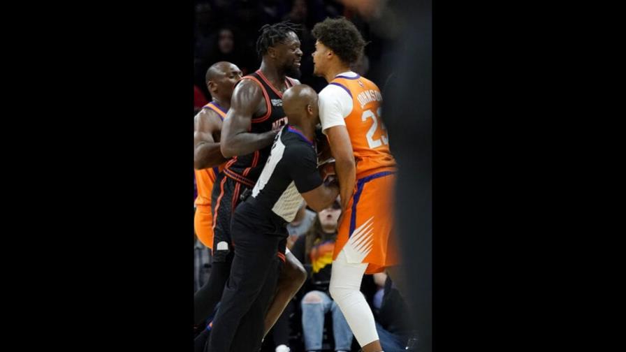 Randle es multado con 50 mil dólares por empujar a Johnson en derrota de Knicks Randle es multado con 50 mil dólares por empujar a Johnson en derrota de Knicks