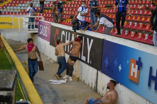 Batalla campal de hinchas en México deja 23 hospitalizados, tres graves