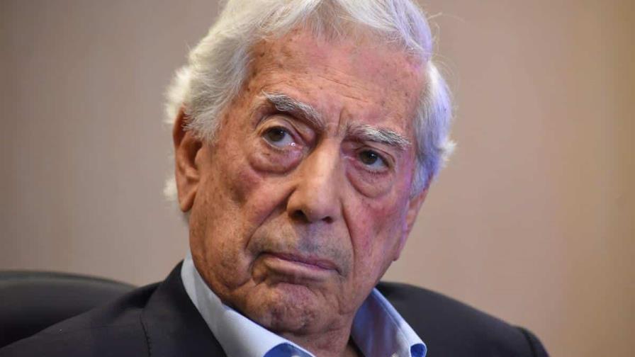 Alexievich y Vargas Llosa alertan desde Berlín contra nuevo fascismo ruso