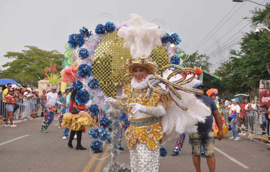 Con desfile bajo tarde lluviosa Santiago despidió su carnaval este sábado