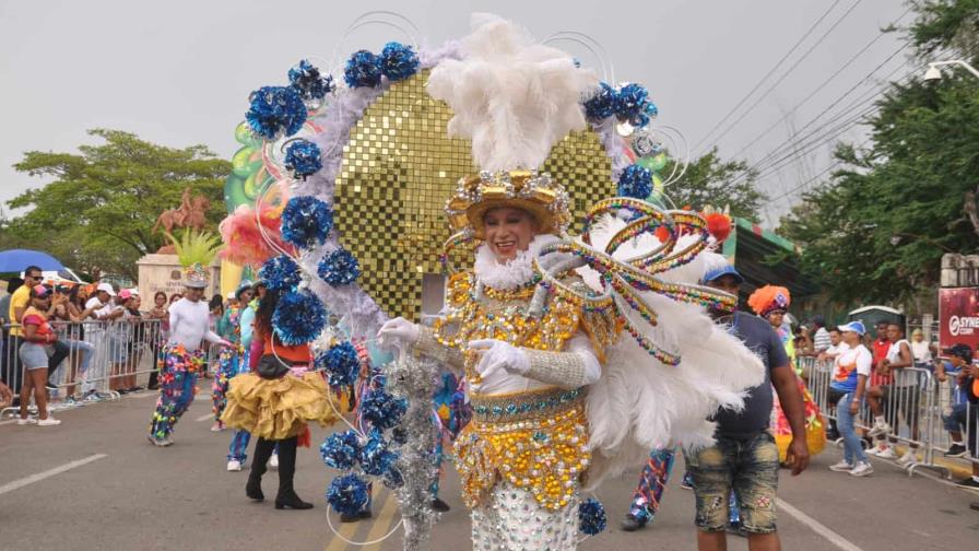 Con desfile bajo tarde lluviosa Santiago despidió su carnaval este sábado
