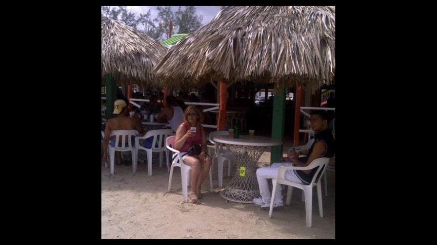 Cibernautas con el grito al cielo por restaurante de Boca Chica que cobra 7 mil por dos servicios