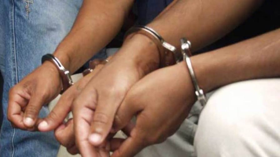 Someten a la justicia a dos hombres que vendían placas exhibición falsas por WhatsApp