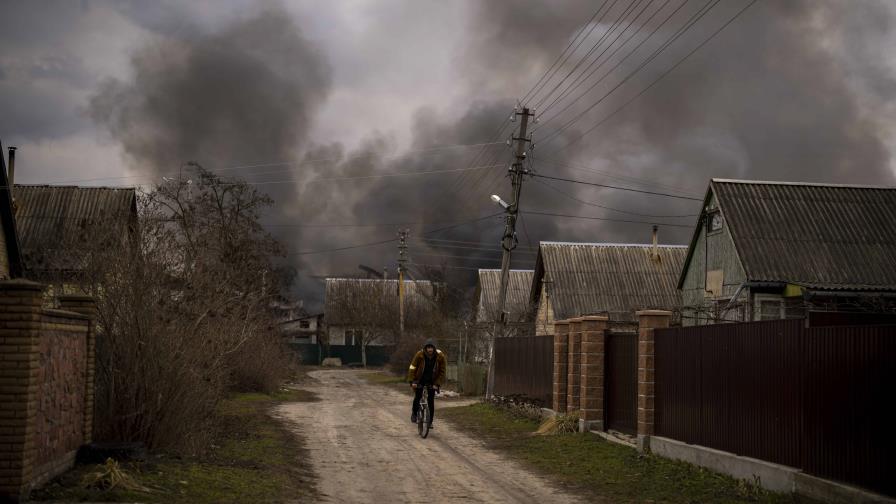Ucrania afirma que las fuerzas rusas intensifican bombardeos
