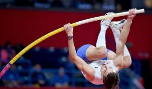 Duplantis fija récord mundial de pértiga con 6,19