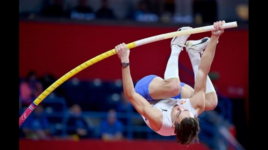 Duplantis fija récord mundial de pértiga con 6,19