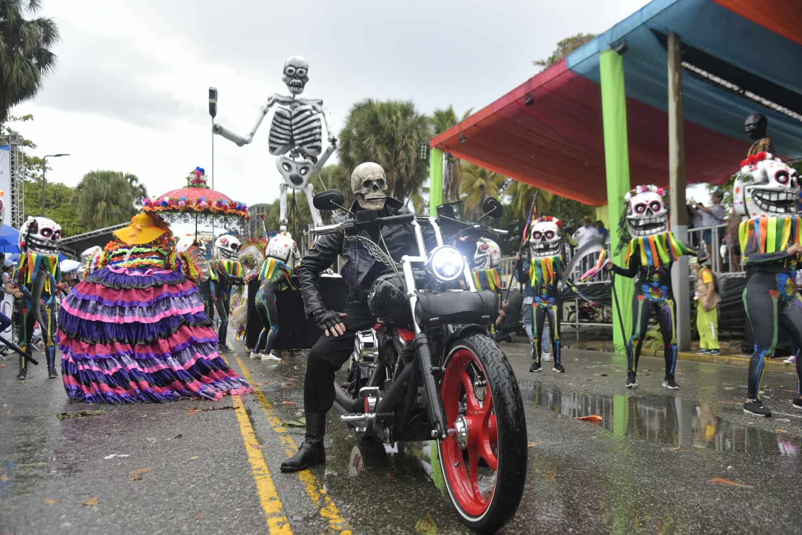 La espeluznante calavera del personaje Ghost Rider paseó por el Malecón de Santo Domingo.