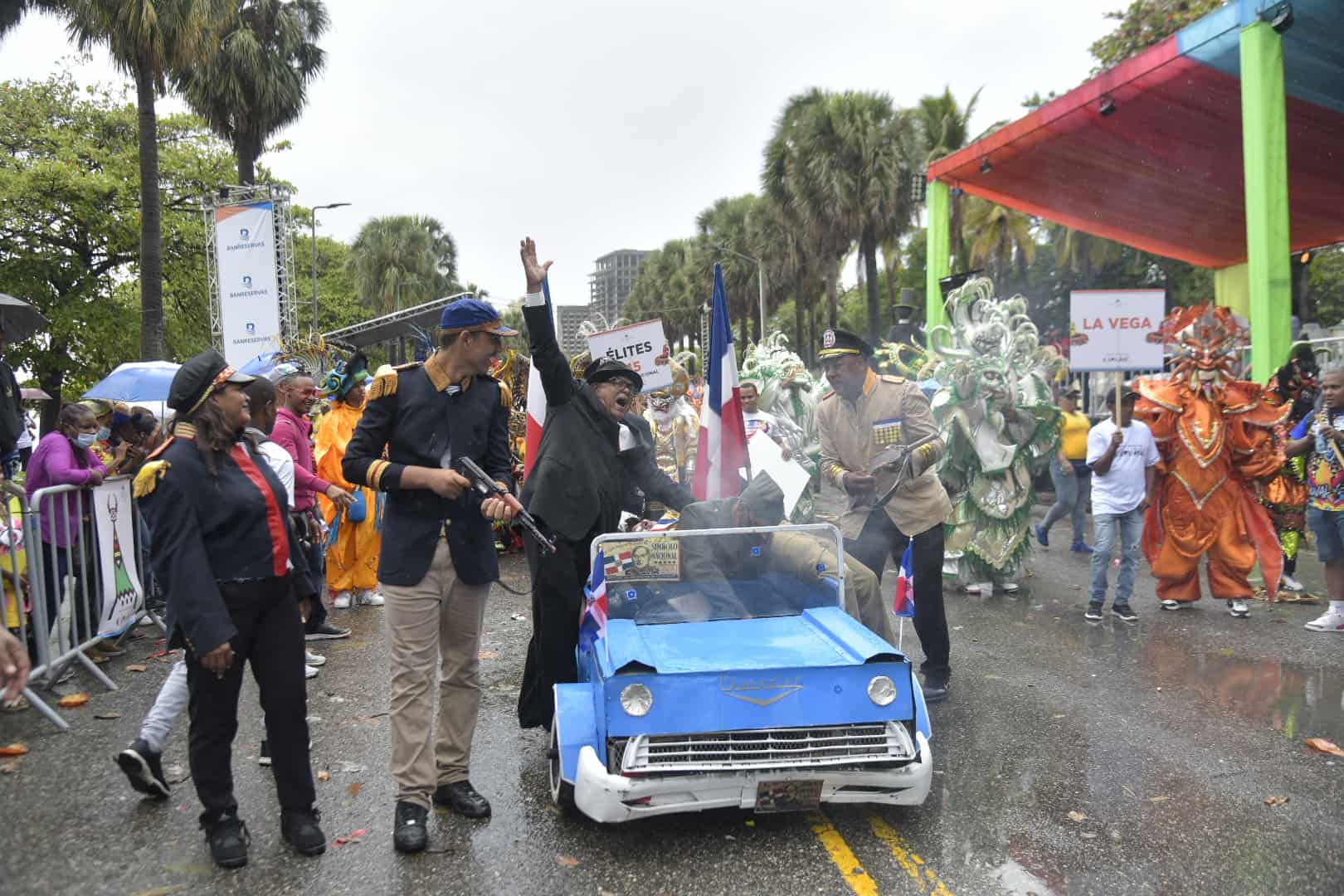 Los eventos políticos de la historia contemporánea dominicana también tuvieron representación en el desfile