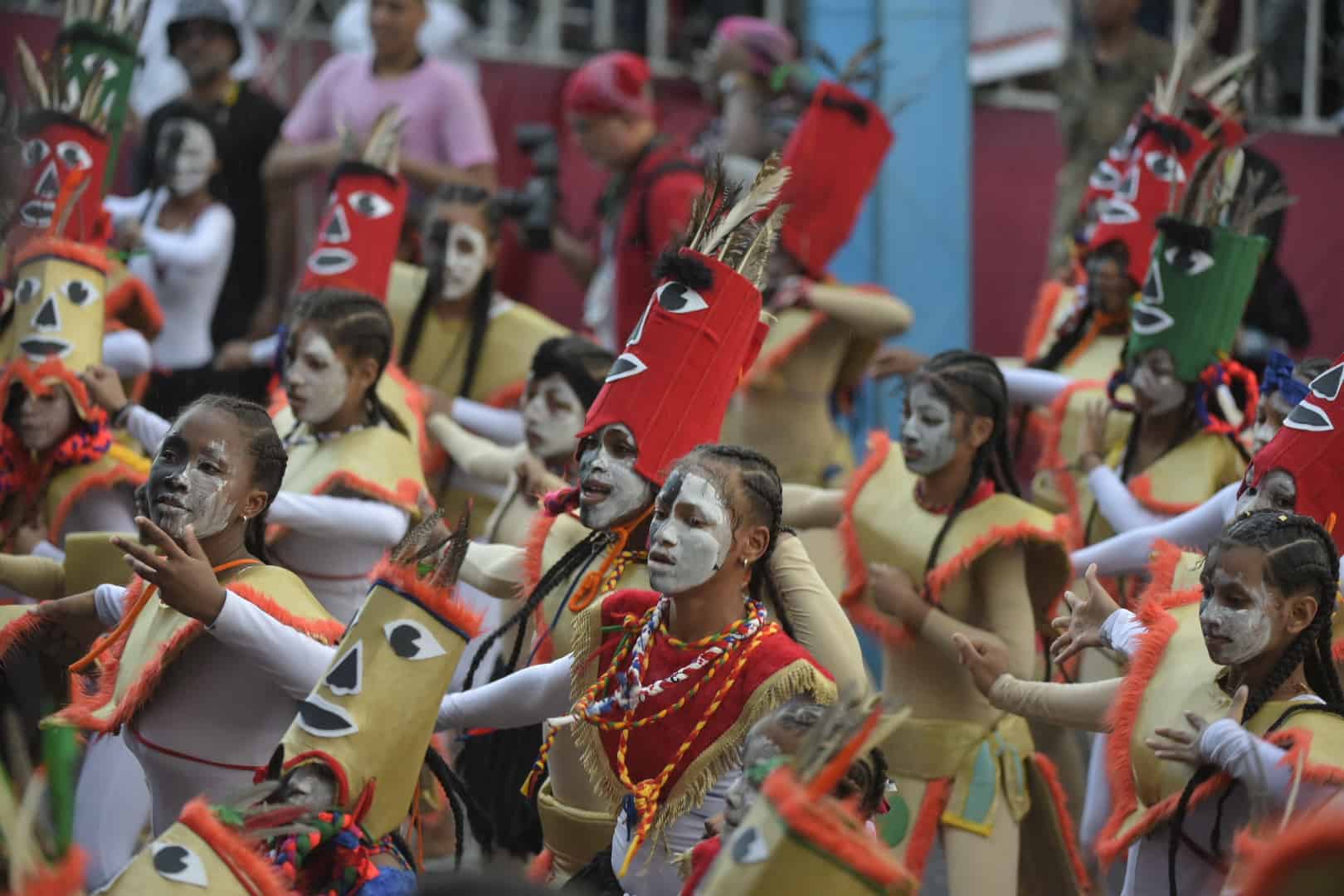 Comparsas llenas de color bailaron al rito de la música caribeña.