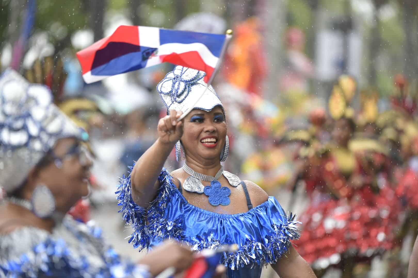 La bandera dominicana se fundió entre el colorido de los trajes que adornaron el Desfile Nacional de Carnaval