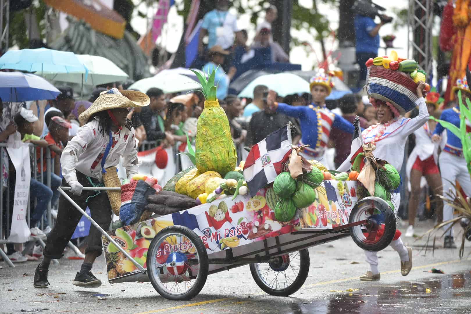 La cotidianidad también tuvo su representación durante la tarde lluviosa de Santo Domingo.