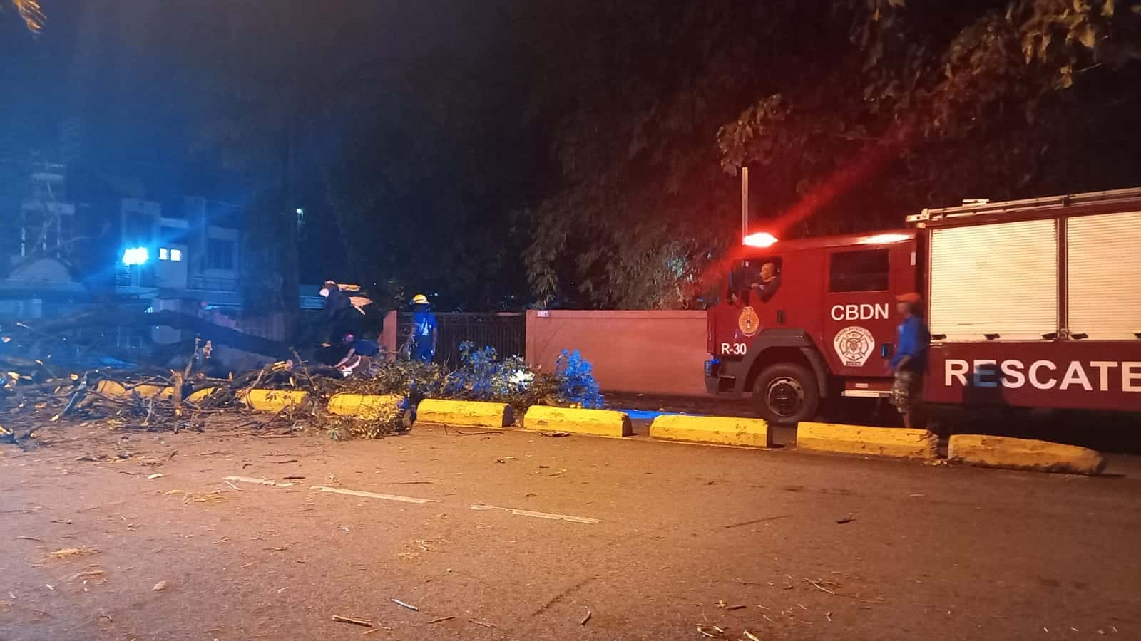 El Cuerpo de Bomberos trabaja para habilitar por completo el paso vehicular y peatonal de la zona.
