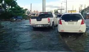 Tramo de la avenida Charles de Gaulle inundado por las lluvias