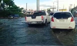 Tramo de la avenida Charles de Gaulle inundado por las lluvias