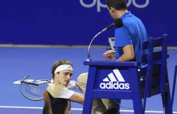 Zverev queda un año a prueba por golper silla de árbitro en Acapulco