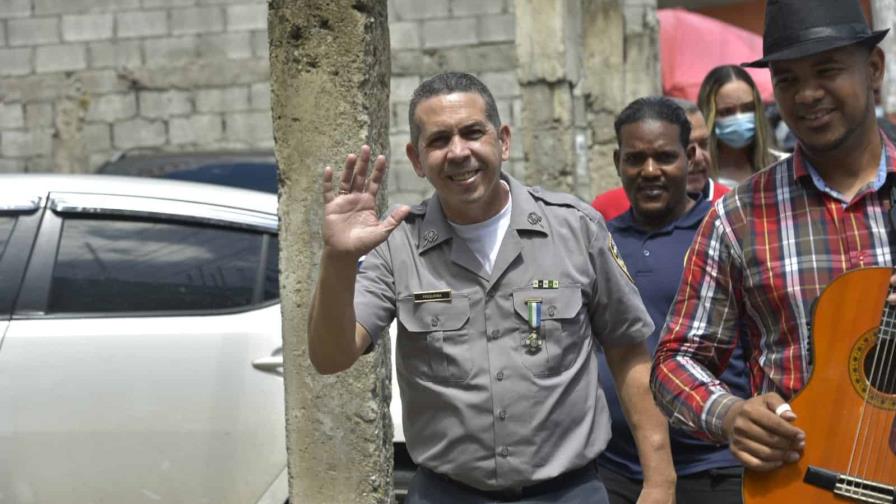 Agentes de la PN salen a las calles a ritmo de flores y serenata por Día Internacional de la Mujer
