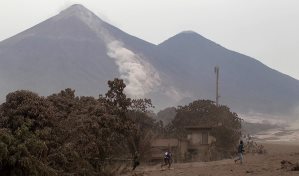 Evacuan poblado en Guatemala por erupción de volcán de Fuego