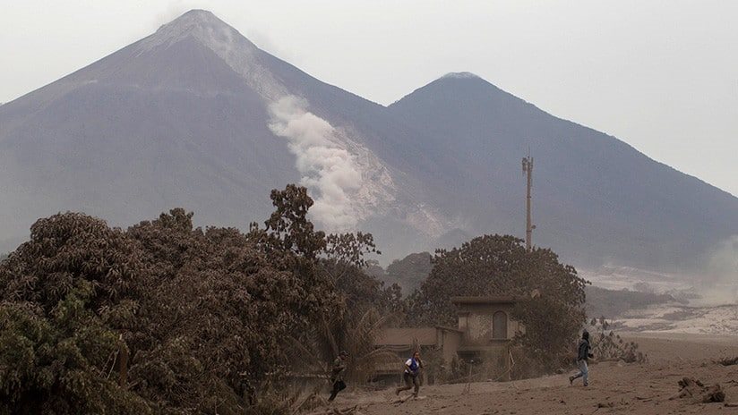 Evacuan poblado en Guatemala por erupción de volcán de Fuego