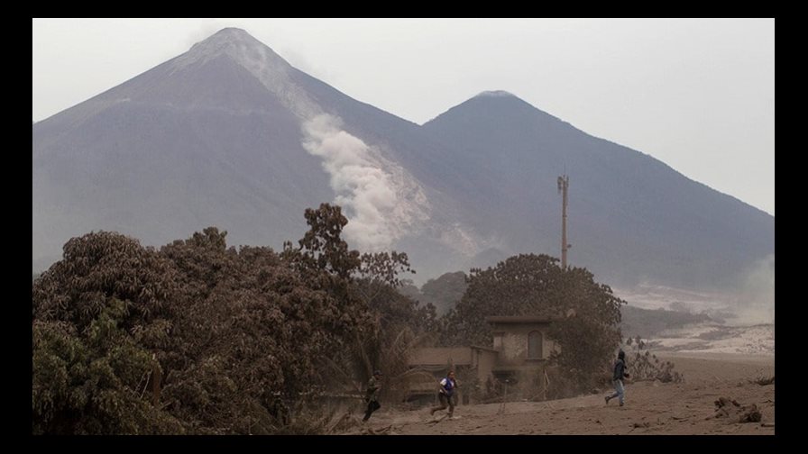 Evacuan poblado en Guatemala por erupción de volcán de Fuego