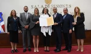 Regidores del Distrito Nacional reconocen a mujeres en su día