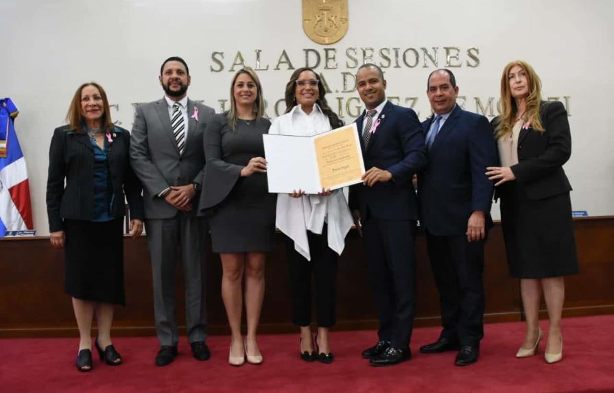 Regidores del Distrito Nacional reconocen a mujeres en su día