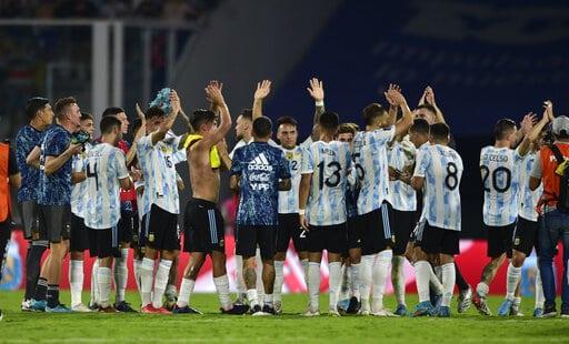 Argentina ya piensa en era post Messi y cita juveniles