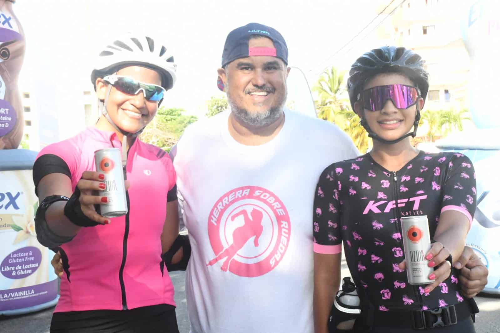 Víctor Fernández (Centro), junto a Diana Valdez (izquierda) y Masiel Soto Pujols, en la meta de la ruta Mujeres Sobre Ruedas.