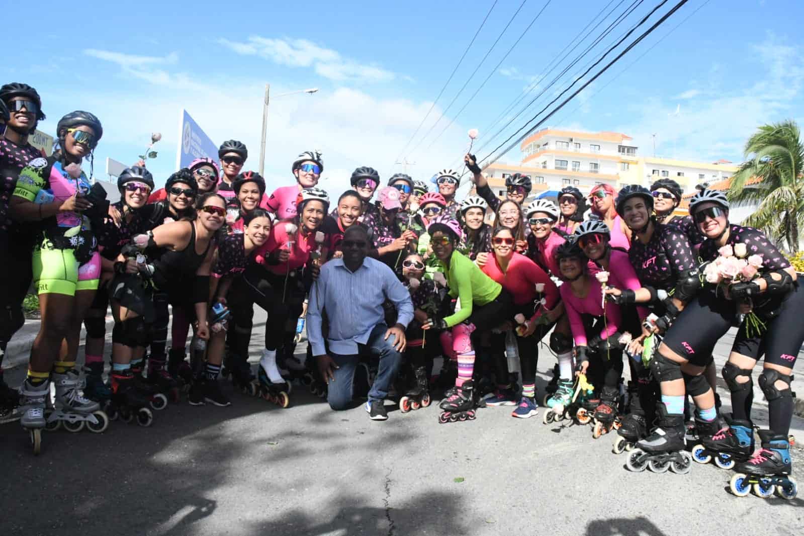 Vista panorámica de patinadores en el recorrido Mujeres Sobre Ruedas, que en conmemoración del Día Internacional de la Mujer hicieron un recorrido Santo Domingo/Juan Dolio. 