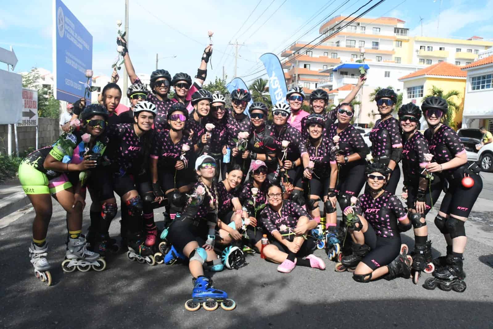 Vista panorámica de patinadores en el recorrido Mujeres Sobre Ruedas, que en conmemoración del Día Internacional de la Mujer hicieron un recorrido Santo Domingo/Juan Dolio. 