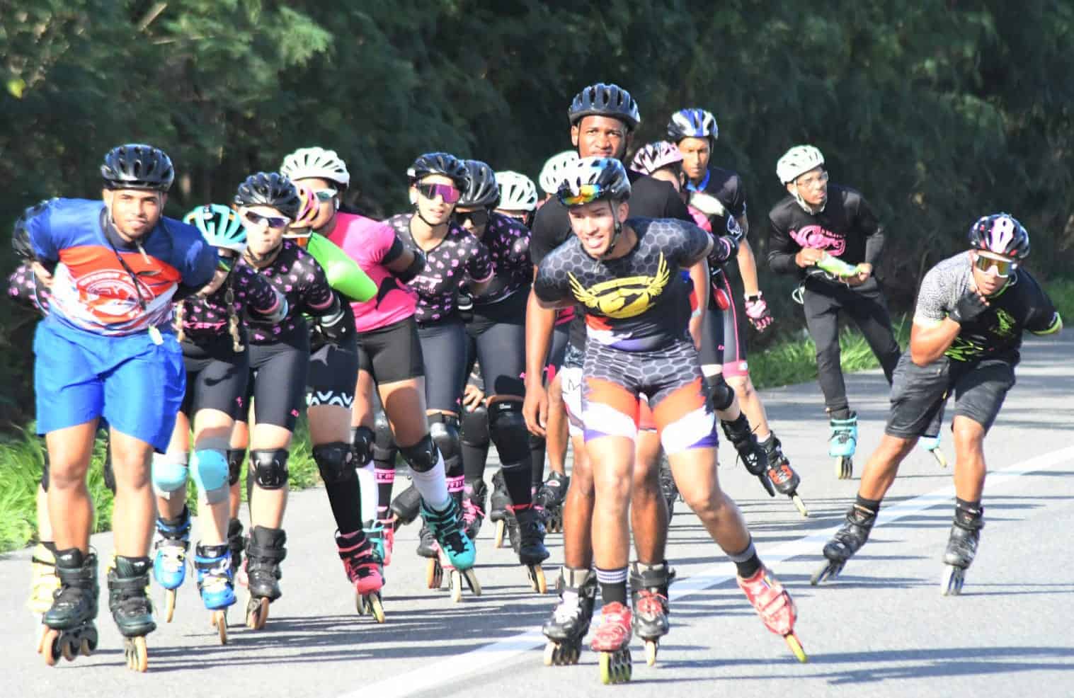 Vista panorámica de patinadores en el recorrido Mujeres Sobre Ruedas, que en conmemoración del Día Internacional de la Mujer hicieron un recorrido Santo Domingo/Juan Dolio. 