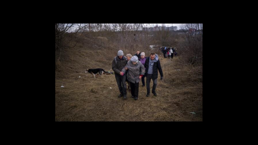 Civiles huyen de ciudad ucraniana en primer paso humanitario