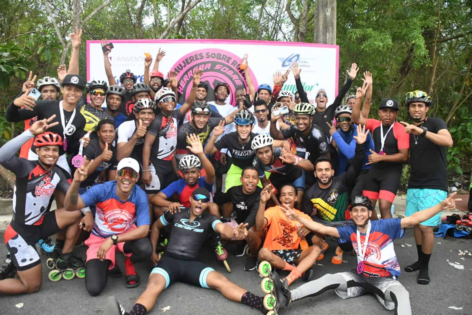 El grupo de capitanes que ayudó en toda la ruta, en los 50 kilometros hasta Juan Dolio.