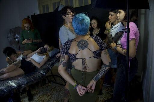 Cubanas luchan contra discriminación en el arte del tatuaje