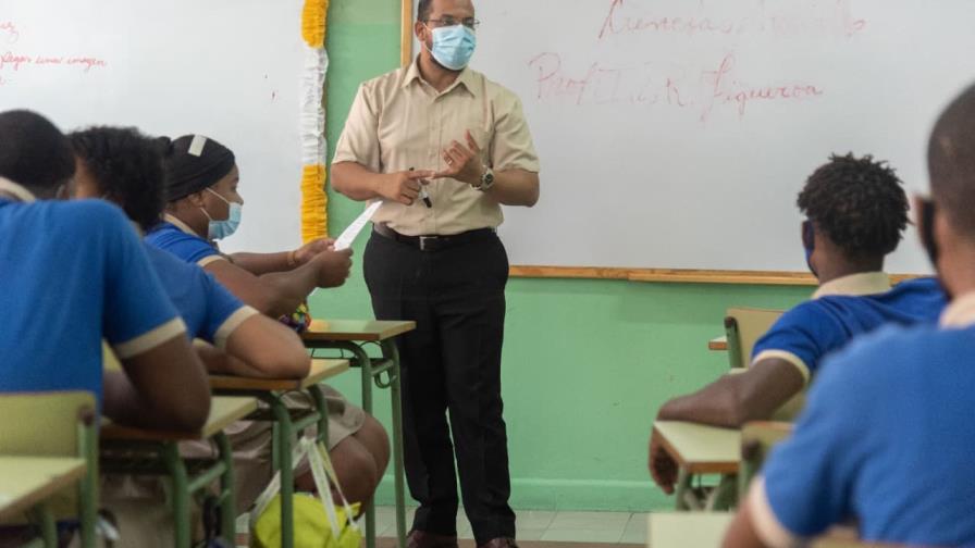 Denuncian nombramientos de docentes se hacen por méritos políticos