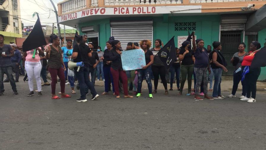 Mujeres de Capotillo protestan en demanda rebaja productos de la canasta familiar