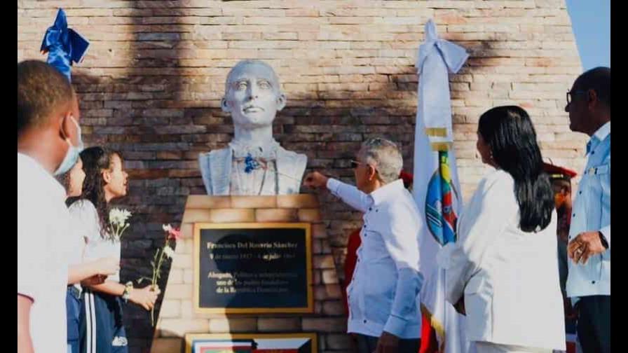 Alcaldía de SDE inaugura la remozada plaza Francisco del Rosario Sánchez