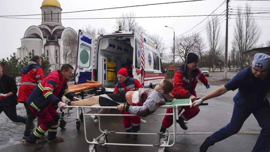 Al menos 17 adultos heridos en bombardeo de hospital pediátrico en Ucrania