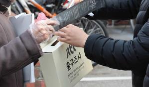 Primeros sondeos en Corea del Sur muestran a los dos favoritos casi empatados