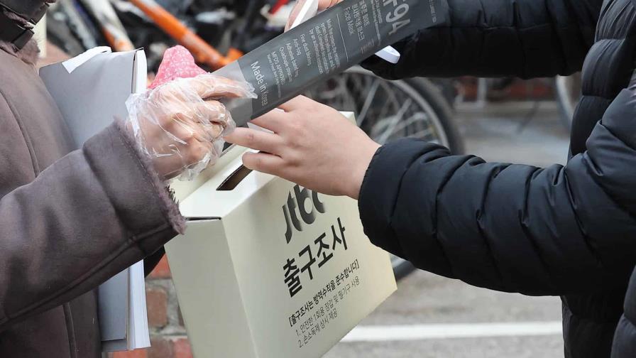 Primeros sondeos en Corea del Sur muestran a los dos favoritos casi empatados Primeros sondeos en Corea del Sur muestran a los dos favoritos casi empatados